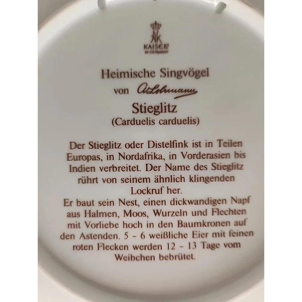 HEIMISCHE SINGVÖGEL ER BAUT SEIN NEST, PLATE